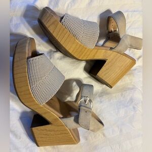 Dr. Scholl's Cream Sandals with Two-Strap Design sz 7.5
